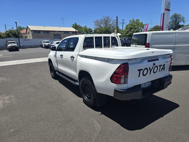 2021 Hilux 4x4 SR 2.8L T Diesel Automatic Double Cab - Image 4