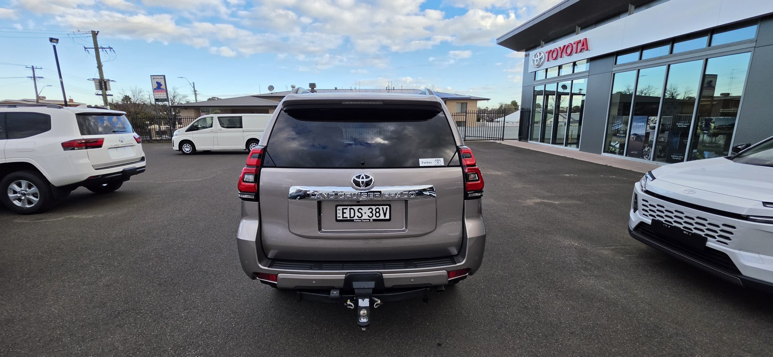 2019 Prado GXL 2.8L T Diesel GXL (Premium Interior + Flat Tailgate) - Image 4