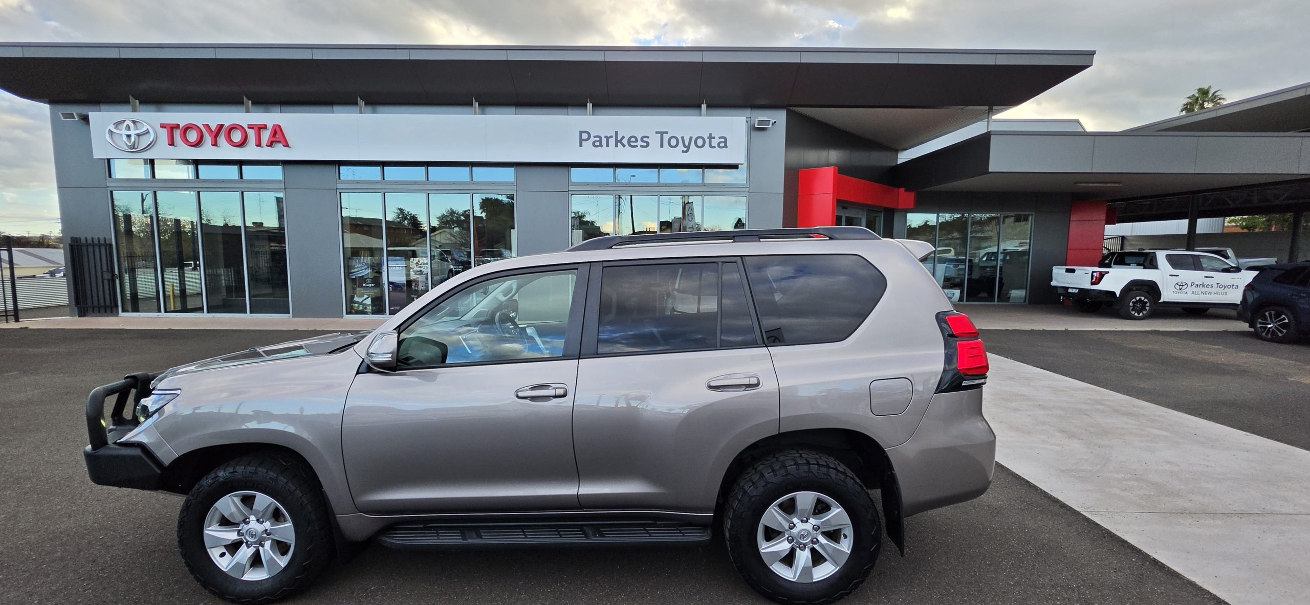 2019 Prado GXL 2.8L T Diesel GXL (Premium Interior + Flat Tailgate) - Image 3
