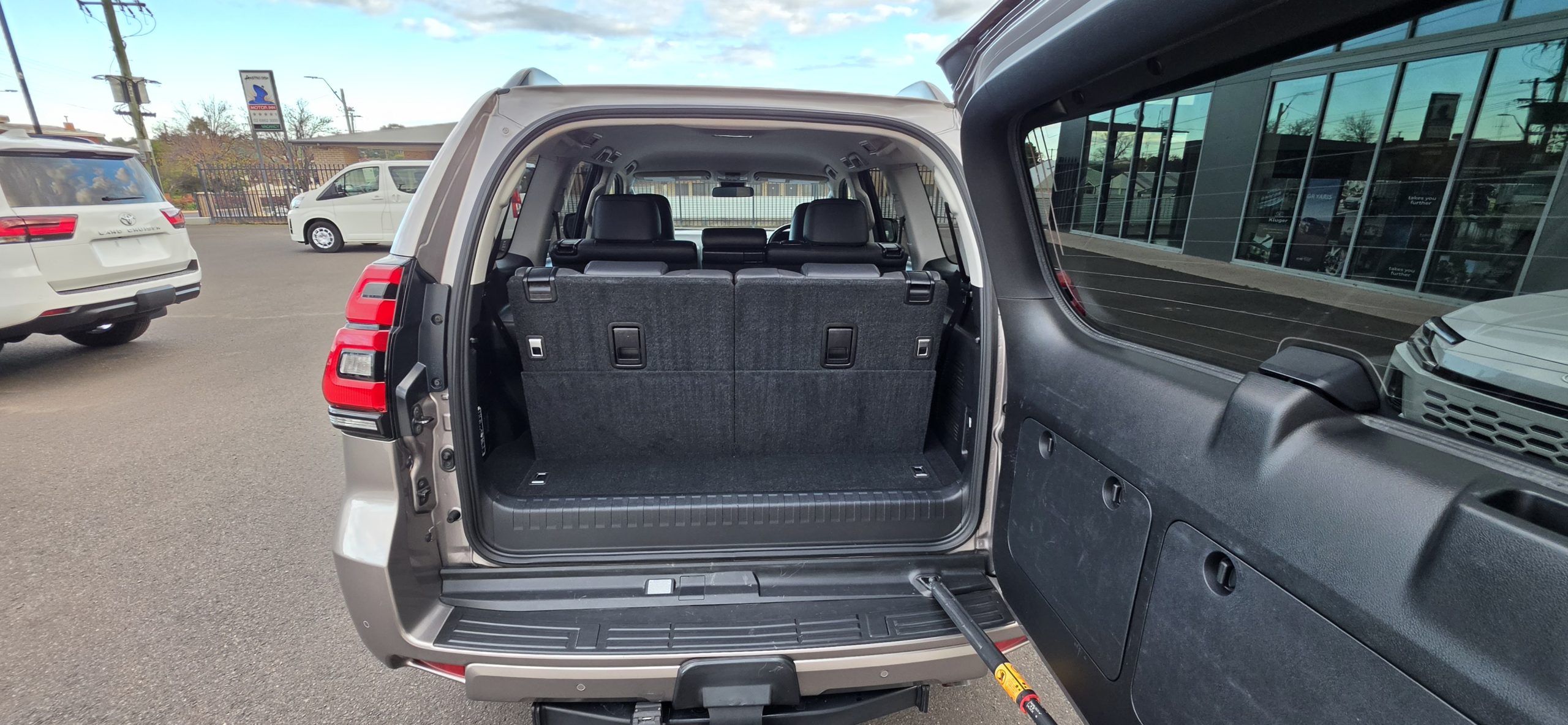 2019 Prado GXL 2.8L T Diesel GXL (Premium Interior + Flat Tailgate) - Image 7